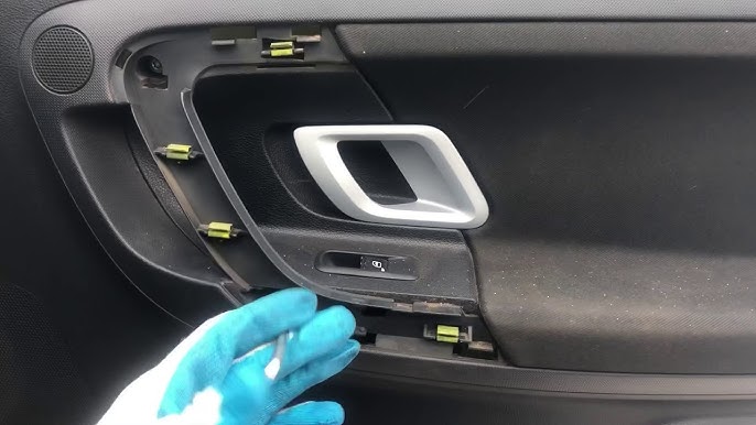 How to remove front door panel Skoda Fabia / Roomster 