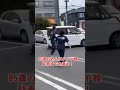 命がけの制止💦85歳の老人がタイヤ市場で大暴走！