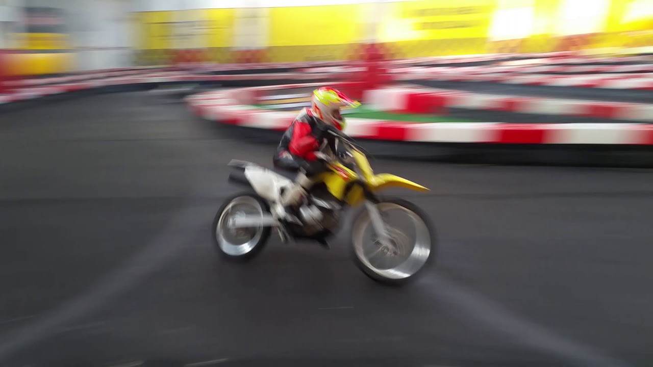 Jazdy motorkárov v Národnom motokárovom centre Kart One Arena