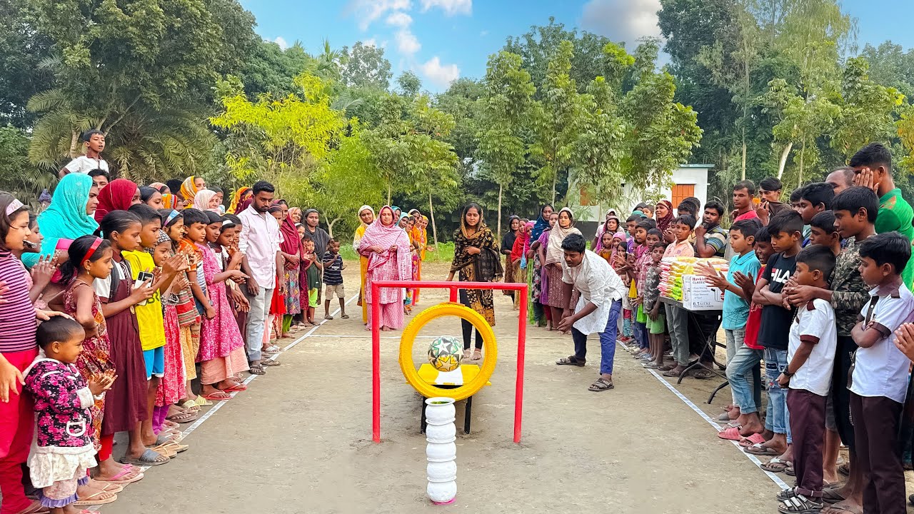 কঠিন চ্যালেঞ্জের খেলায় কে জিতবে আকর্ষণীয় পুরষ্কার ! আপাদের আজব খেলা দেখতে ছুটে আসলো সবাই !