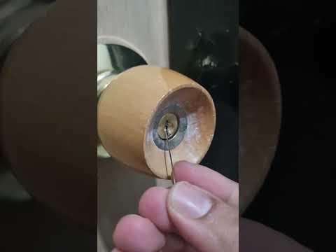 Video: Cómo quitar una cerradura rota de una puerta: 11 pasos