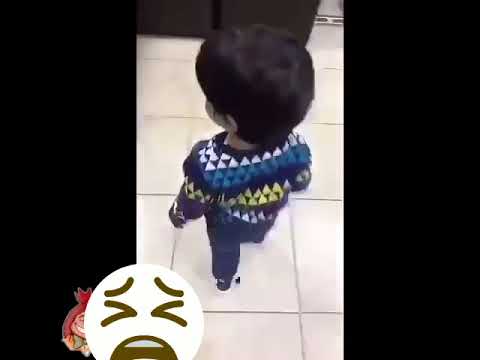 شرب الطفل الصغير حليب نياق 