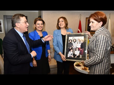 Meral Akşener'e İzmit'te, belediye başkanı Fatma Kaplan Hürriyet'ten sürpriz hediye