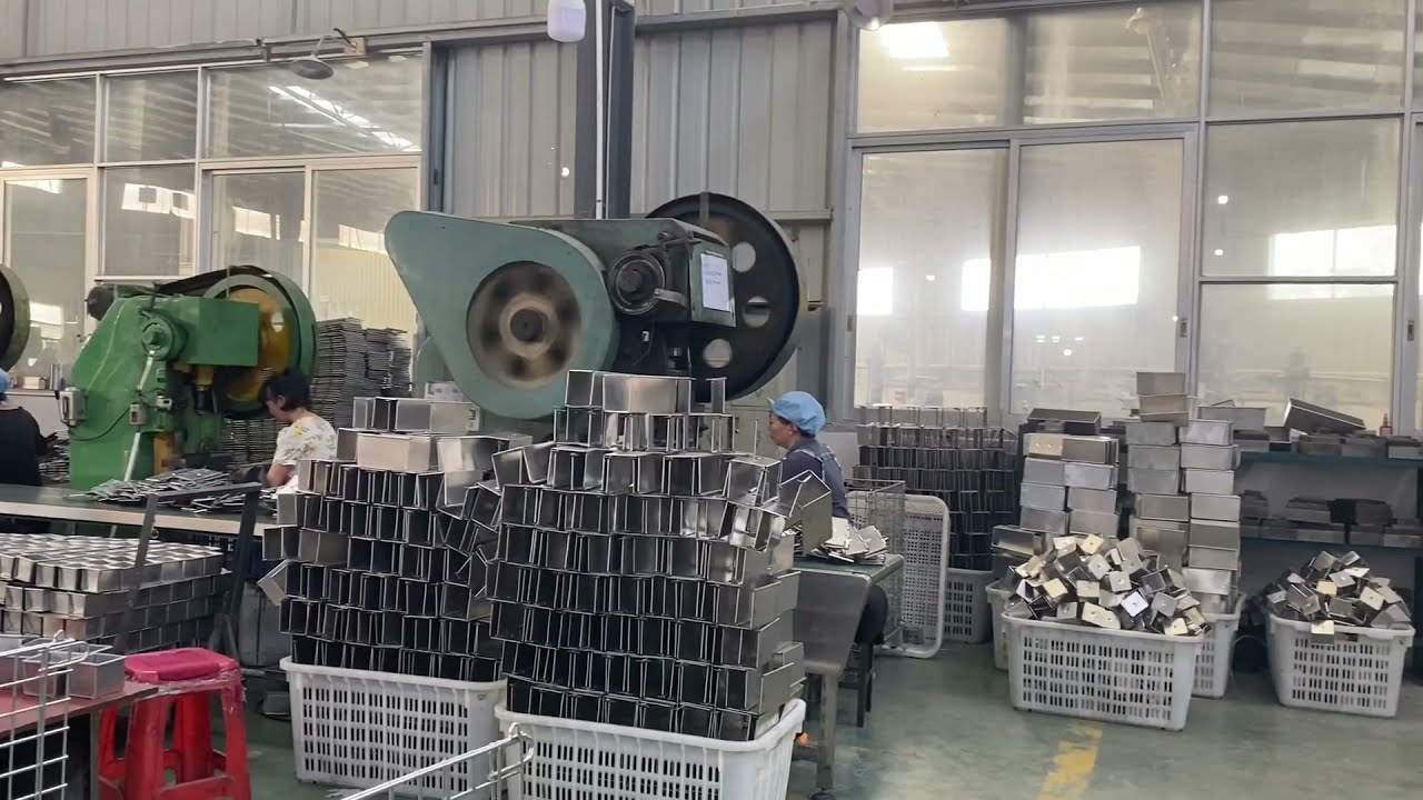 How is baking pan produced? (3)