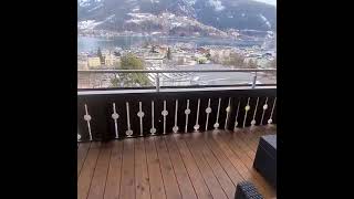 من الشرفة المطلة على بحيرة زيلامسي التي تحتضن جبال الألب في النمسا ?? ?
