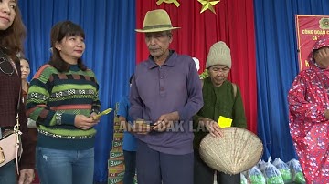 Tặng quà cho đồng bào nghèo ở xã Yang Tao