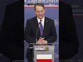 RADOSŁAW SIKORSKI ZASKOCZYŁ NA KONFERENCJI PRASOWEJ. “SZCZĘŚĆ BOŻE!” | OnetNews