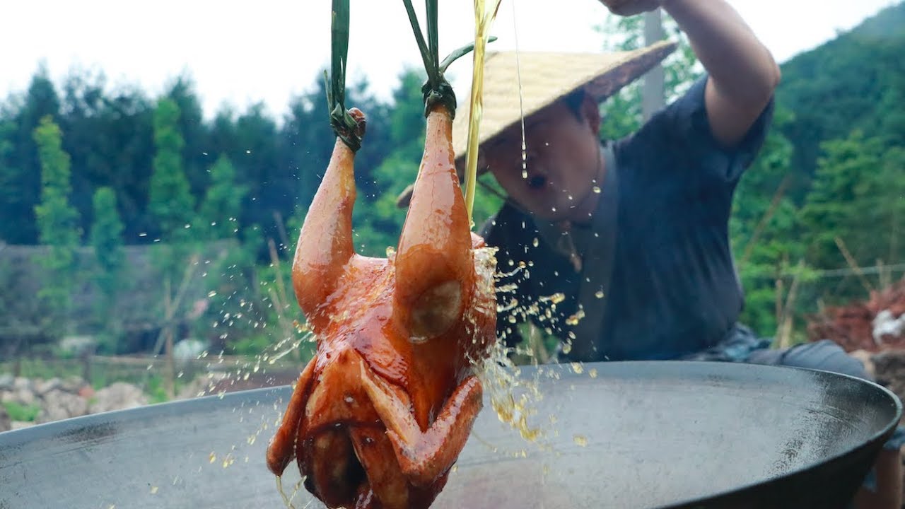 Download 【Shyo video】秘製油淋雞，小伙一人啃一隻，真解饞