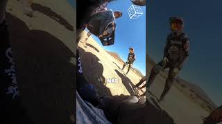 Cómo este motociclista finge una lesión para proponerle matrimonio a su novia