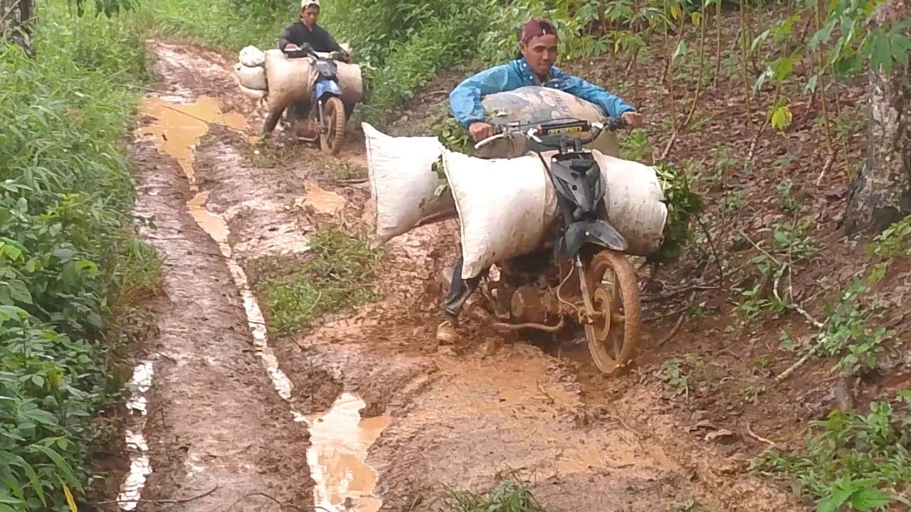 Aksi Heroik‼️Pengendara Motor Terjang Lumpur Bawa Muatan Berat🔥