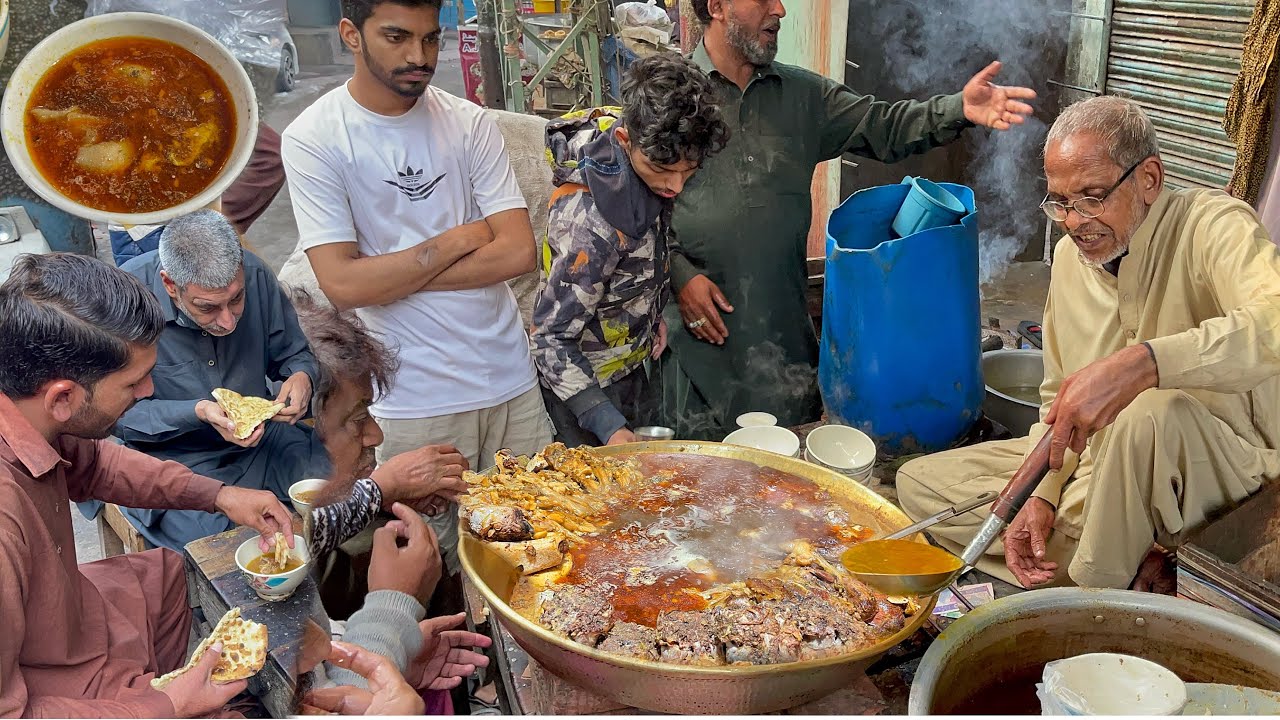 73 Years Old Man Selling Cheapest Siri Paye ,Curry, Maghaz  Street of Lahore | Androon Lahore Nashta