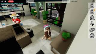 Looking at the tanning salon and breakfast in brookhaven!! | roblox | 2kool24skool