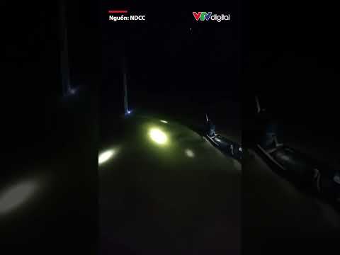 Cứu người đàn ông bám trụ điện giữa dòng nước lũ ở Đà Nẵng | VTV24