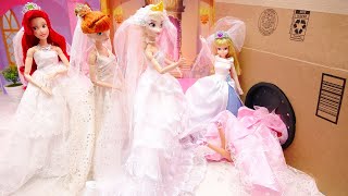 アナと雪の女王がウェディング ドレスですぽすぽ てさぐりボックスの中に入っていくよ バービー エルサ リカちゃんお姫様プリンセス✨ Barbie Dolls Wedding Dress Crafts