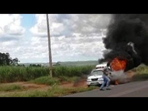 Ambulância de Itápolis pega fogo em vicinal