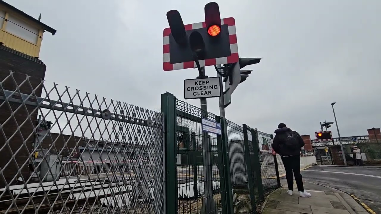 Garden street level crossing, grimsby (2) 08:02:26