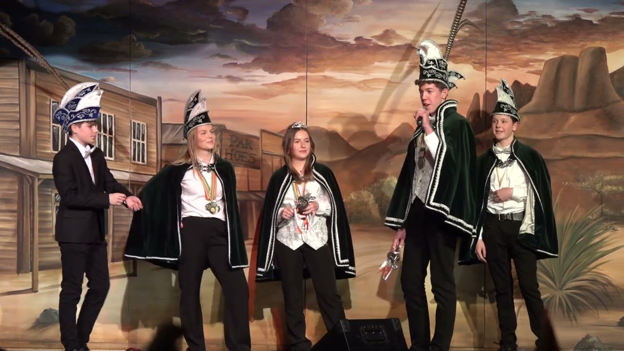 Uitkomen jeugdprins Siem I en jeugdprinses Luca I - Jeugdprinsengalabal C.V. de Vlaskop