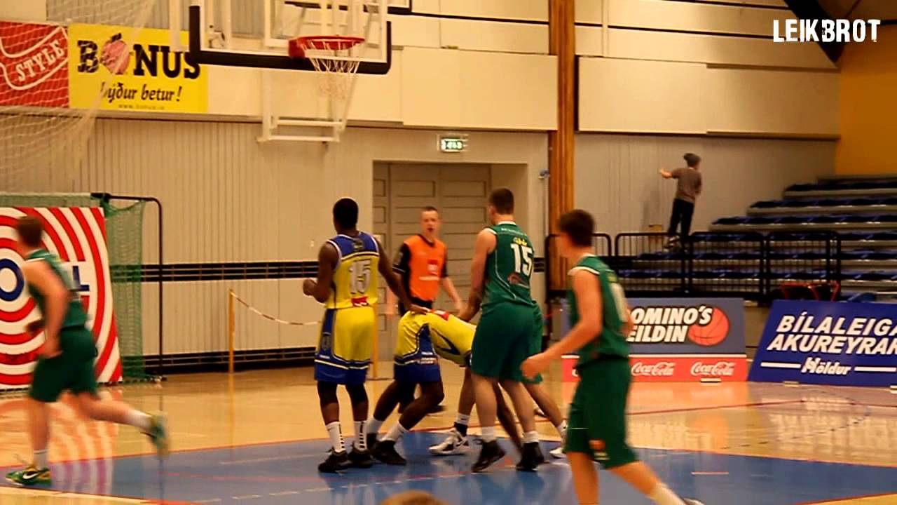 Sylvester Spicer og Nigel Moore dunking