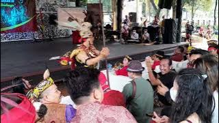 DAYAK PERKASA. TARIAN INI MELAMBANGKAN KEPERKASAAN PEMUDA DAYAK DENGAN ALAT SUMPIT DAN MANDAU