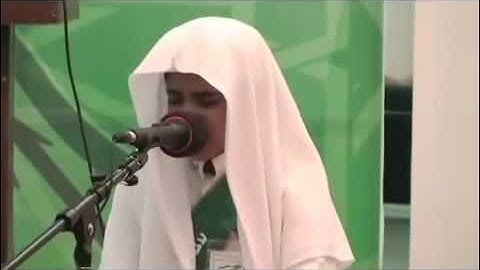 طفل يبكي وهو يقرأ القرآن الكريم