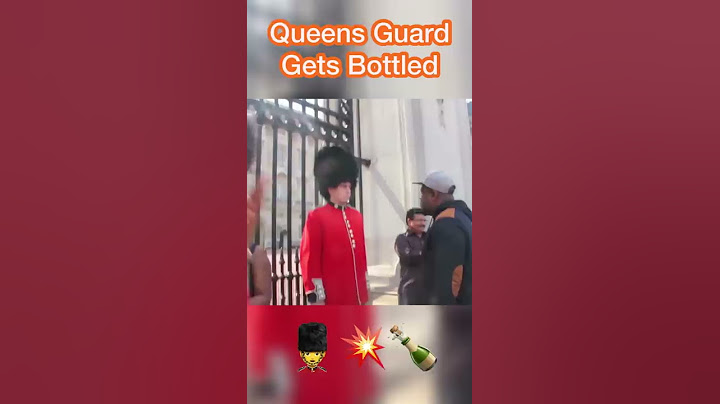 QUEEN'S GUARD GETS BOTTLED #shorts