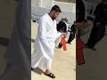 कबूतर को हाथ पर बिठाकर उमराह करने जा रहे हैं Masjid Al Haram Saudi Arabia #umrah #shorts