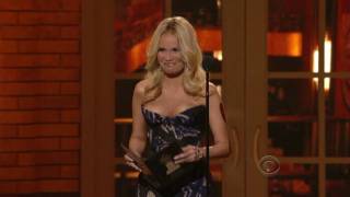 Kristin Chenoweth presenting award from 2009 Tonys