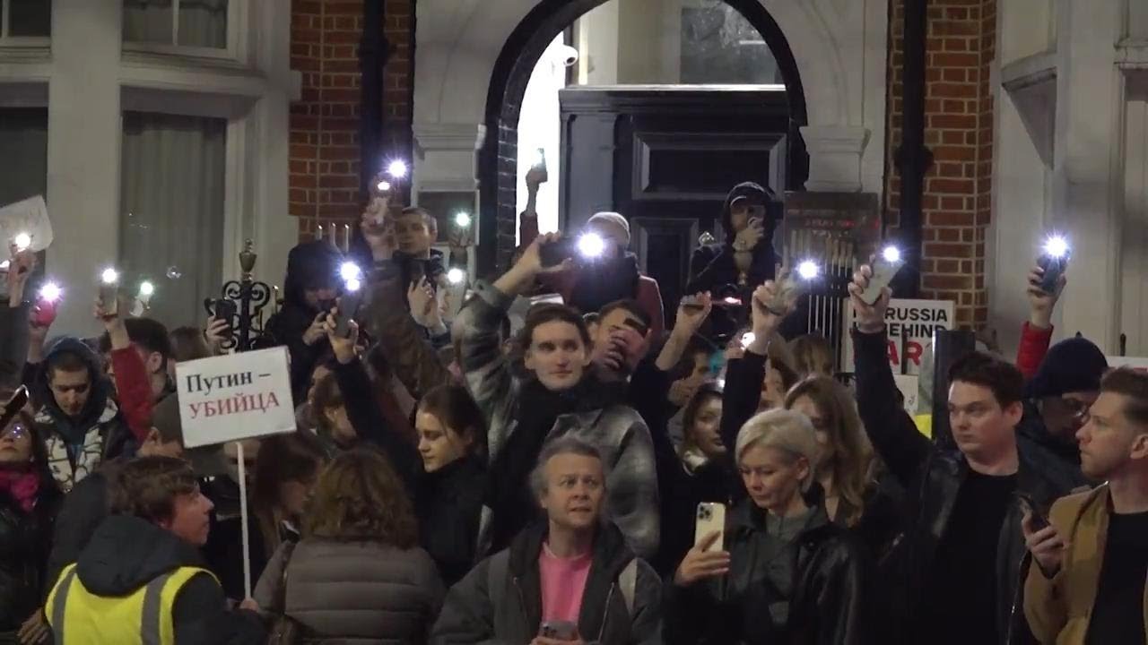 Vigil for Alexei Navalny held outside Russian Embassy in London - YouTube