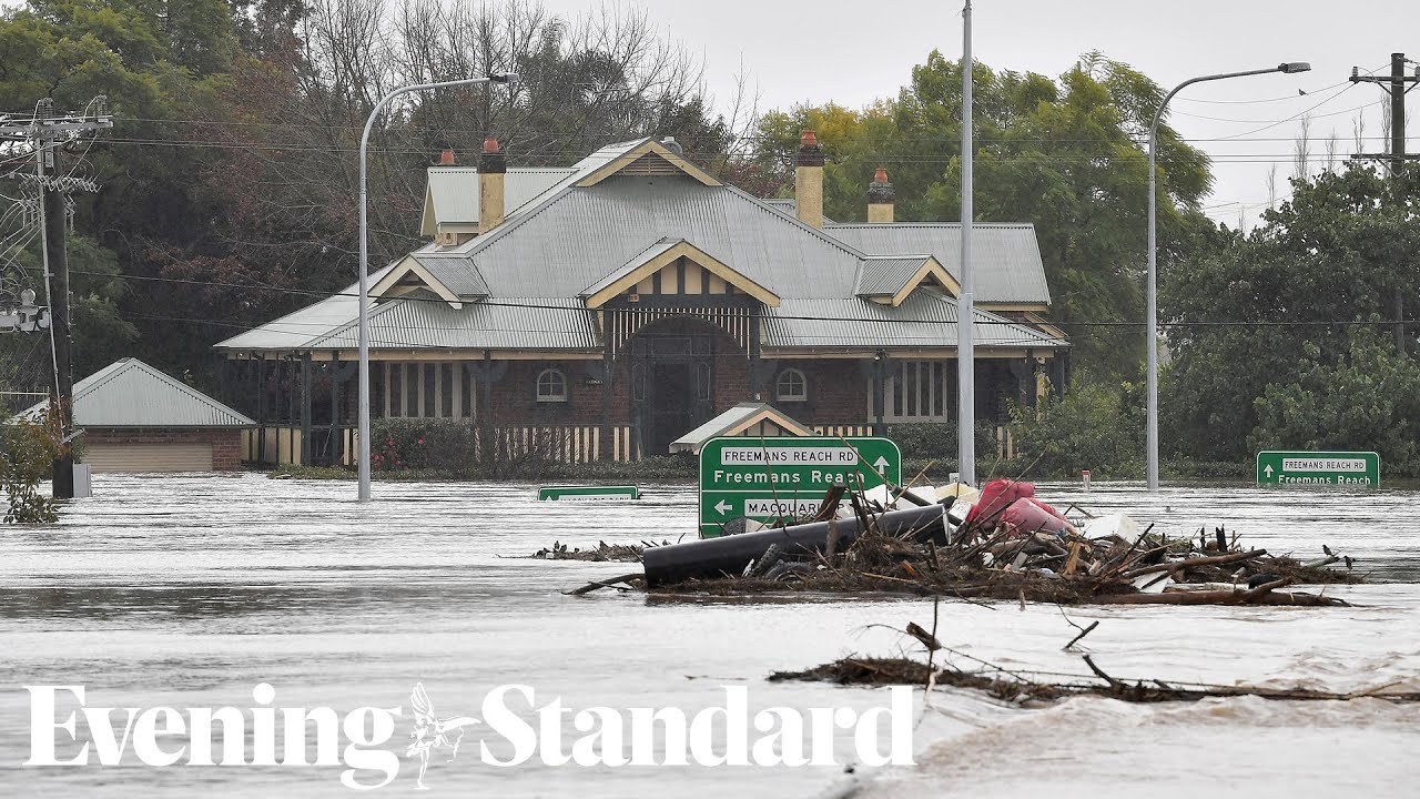 Sydney floods force tens of thousands to flee homes - YouTube