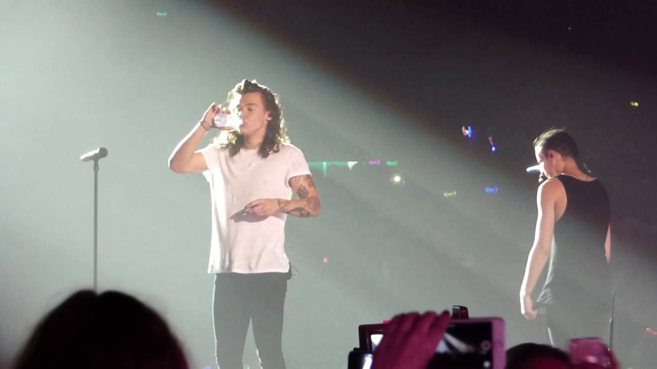 Drag Me Down (Lilo Waterfight) - One Direction - OTRA – Birmingham - 12/10/15