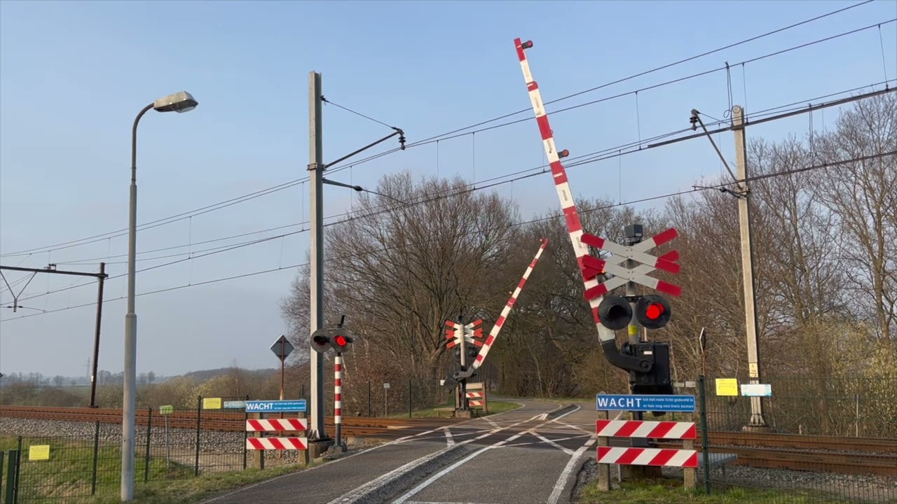 Spoorwegovergang Nijeveen // Dutch Railroad Crossing