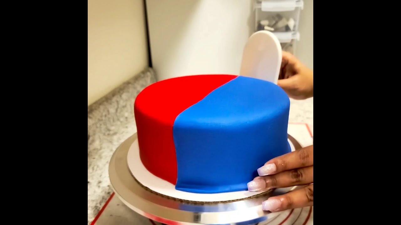 Cubrir un pastel en fondant  con 2 colores  Superman Wonder Wonman