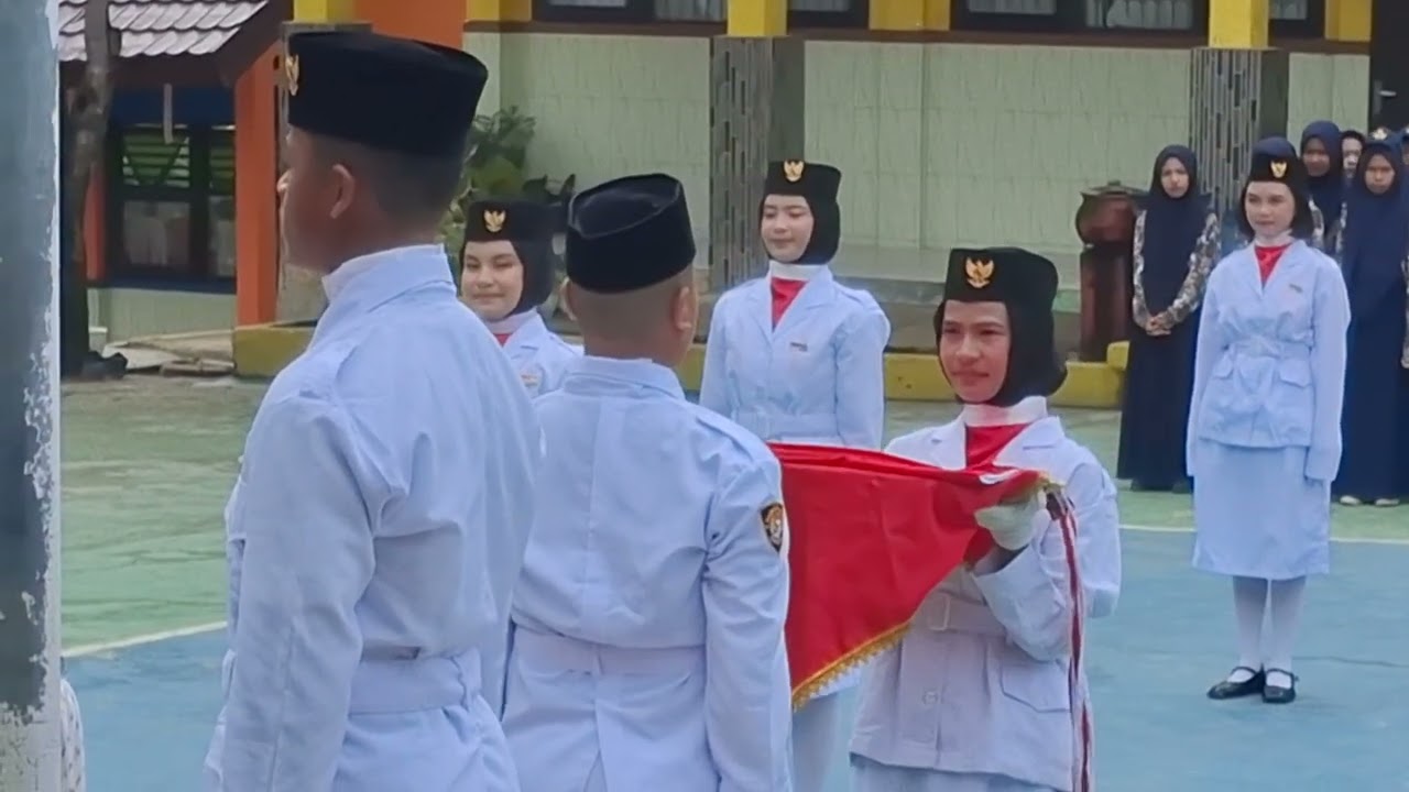 Pengibaran Bendera HUT RI Ke-80 Tahun 2025 di SMPN 17 Kendari