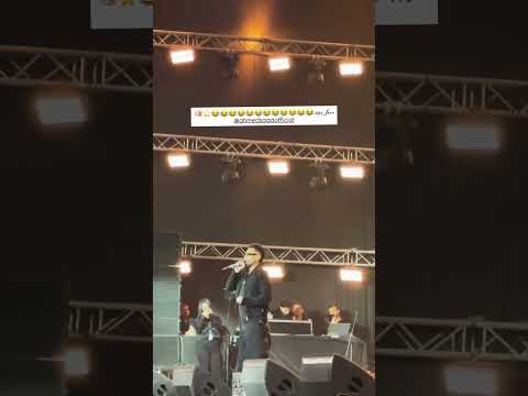 لأو ل مرة بعد تعرضه لحادث سير مروع أحمد سعد يعود الى المسرح ممازحا جمهوره بحديث طريف عن اصابته