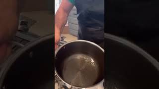 Bagaimana dan mengapa membumbui peralatan masak baru Anda