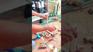 Pressare Il Multistrato Con Pinzatrice Manuale