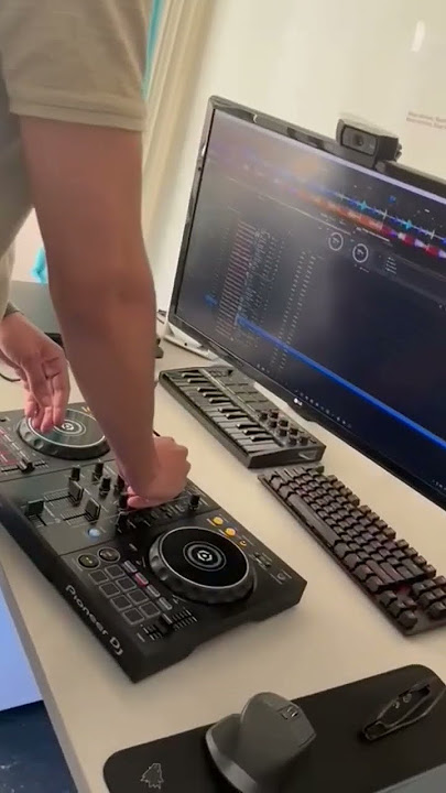 Candid 50 seconds of Hamzaentertains rocking the DDJ-400: A short DJ performance showcase