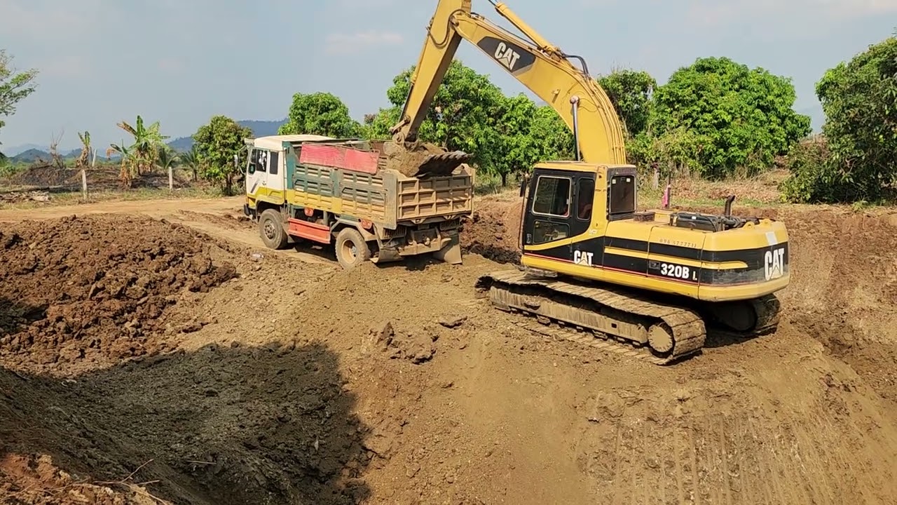  CAT 320BL Excavator Loading Trucks | excavator earthmoving  construction site #Day114