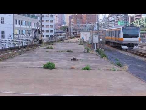 旧万世橋駅プラットホームを通過する上り中央線快速E233系車両