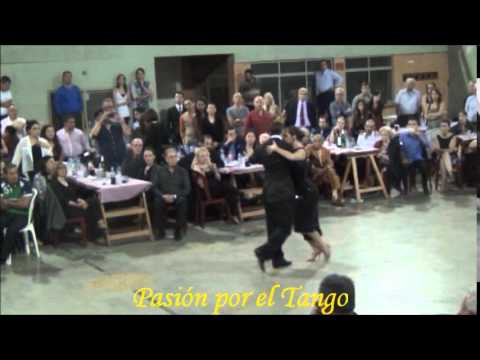 JULIANA MAGGIOLI y MAXIMILIANO CRISTIANI Bailando el Tango ASÍ SE CANTA en LA MILONGA DEL MORAN