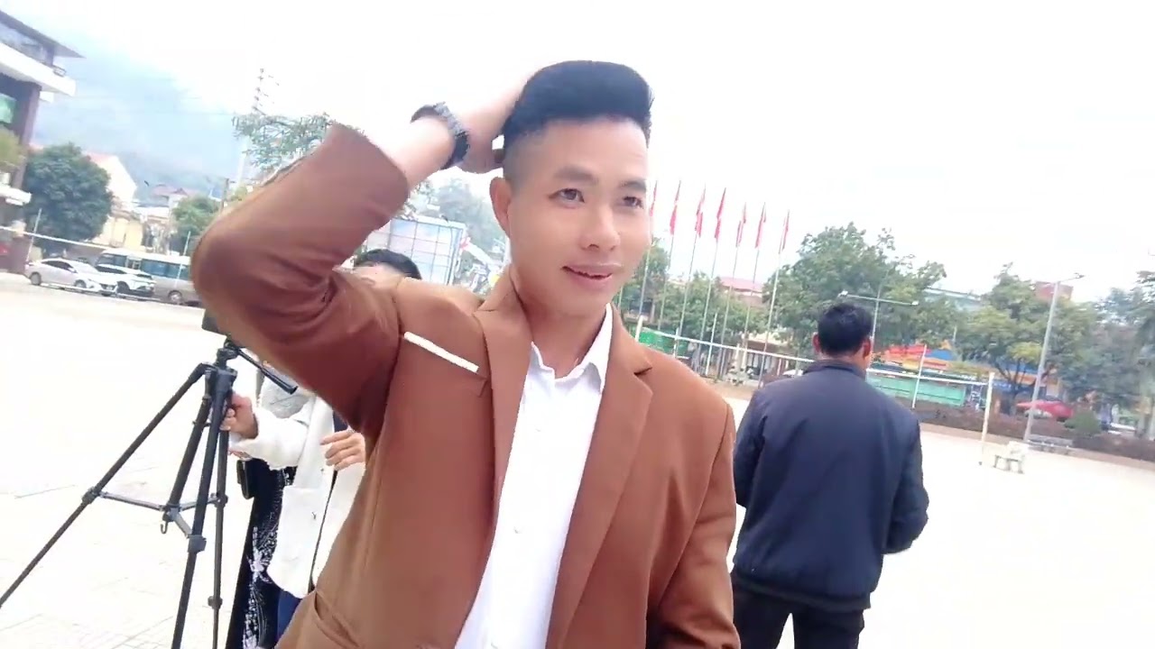 đi uống rượu sơn la các nghệ nhân đang đợi nhau tại công viên thuận chau mọi người cùng sem đi ạ 