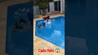 A Filha Da Arlequina Se Afogou Na Piscina