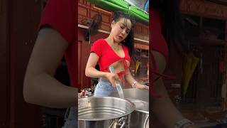 Funny Chef Serves Delicious Pork Noodle Soup - Thai Street Food screenshot 1