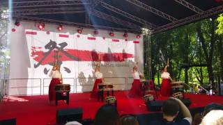 Koncert gry na bębnach taiko 太鼓衆一気 Samurai Drum IKKI.