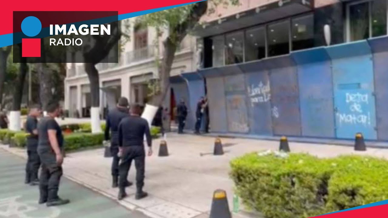 Colocan vallas en Paseo de la Reforma en la CDMX - YouTube