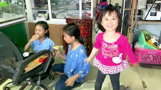 cute baby eating pizza with sister - chhi chinh inh