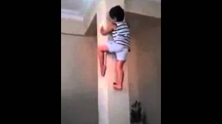El niño spiderman ( trepa pareces de una manera impresionate )