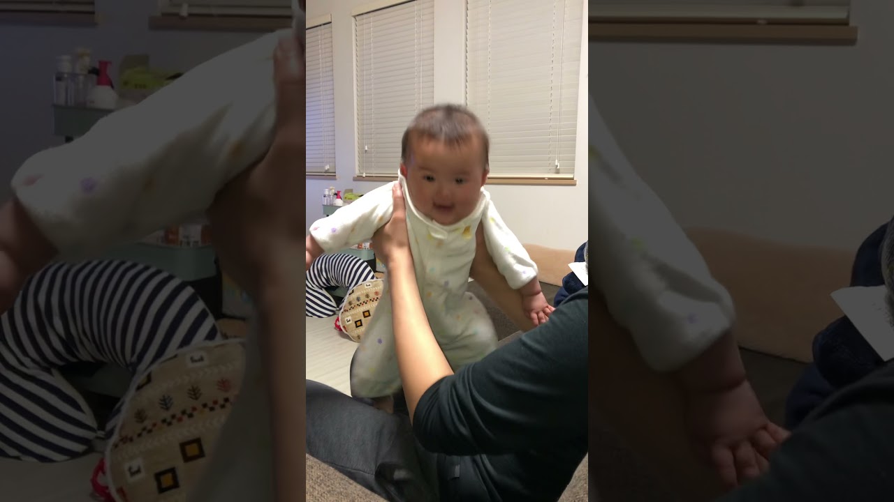 ぴょんぴょんする赤ちゃん 生後173日 Youtube
