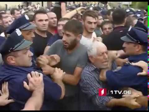 სოფელ ხელთუბნის მოსახლეობამ ცენტრალური ავტომაგისტრალი გადაკეტა