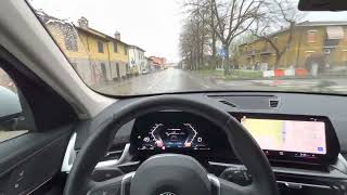 Sensazione Guida BMW X1 2023 sotto la pioggia leggera. Driving on light rain